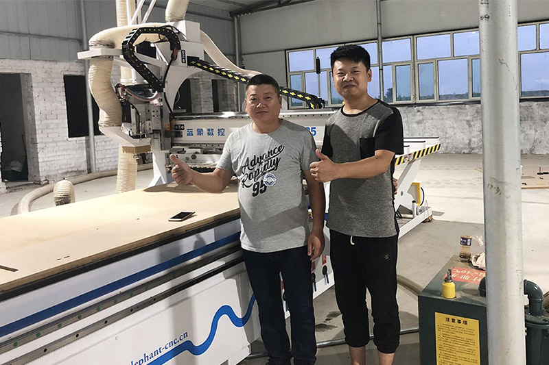 內蒙古XX家具廠客戶訂購定制家具生產(chǎn)線